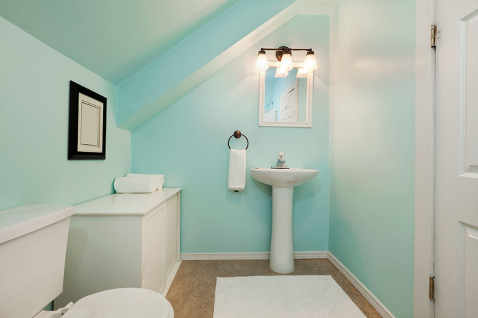 ทาสีผนังและฝ้าเพดานในห้องน้ำ