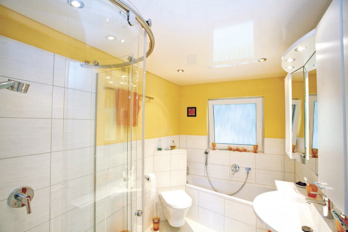 fehér és sárga fürdőszoba