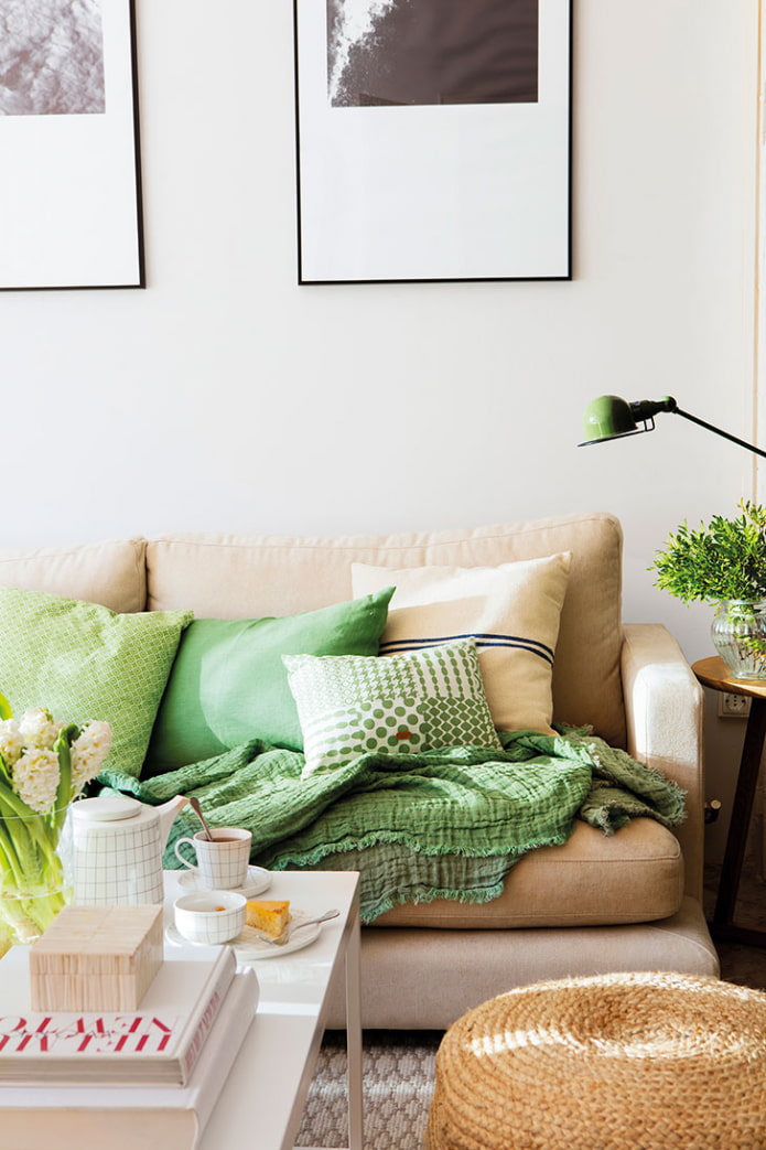 bézs színű kanapé zöld párnákkal