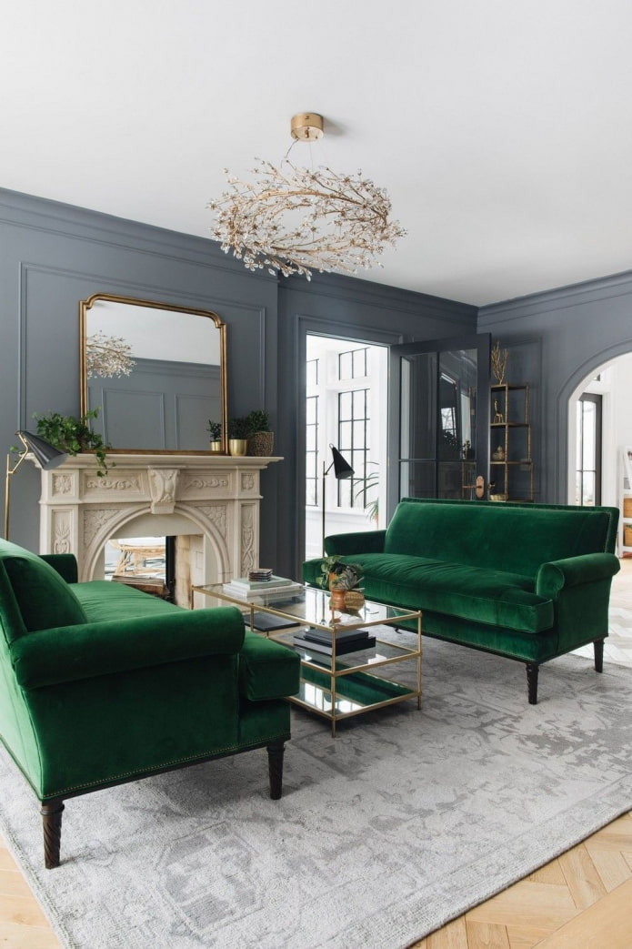 grünes Sofa im grauen Raum