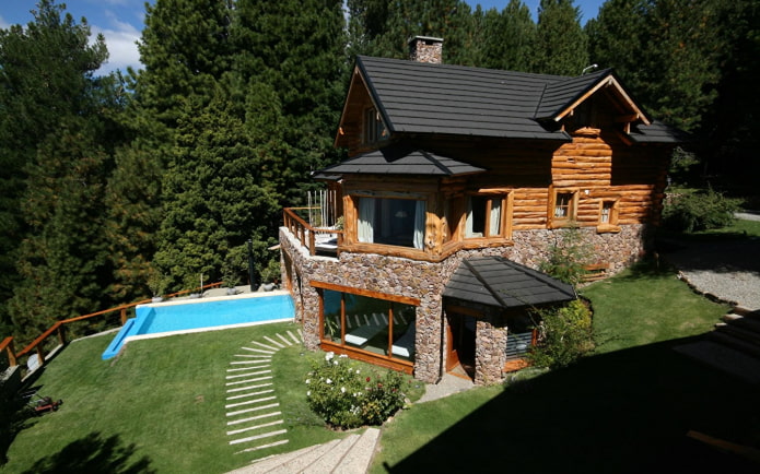 Holzhaus mit Pool im Flachland