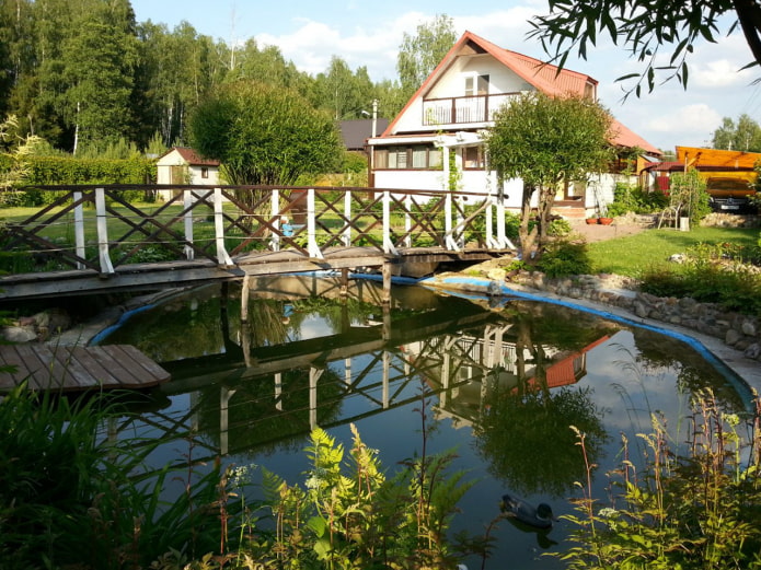 Grundstück mit Teich und Brücke