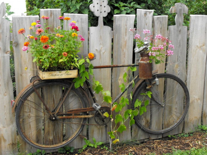 Kerékpár a kerítésen