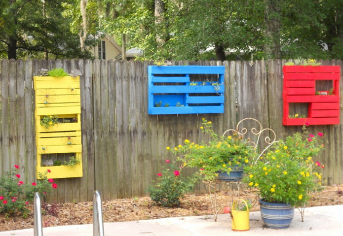 Multi-colored pallets