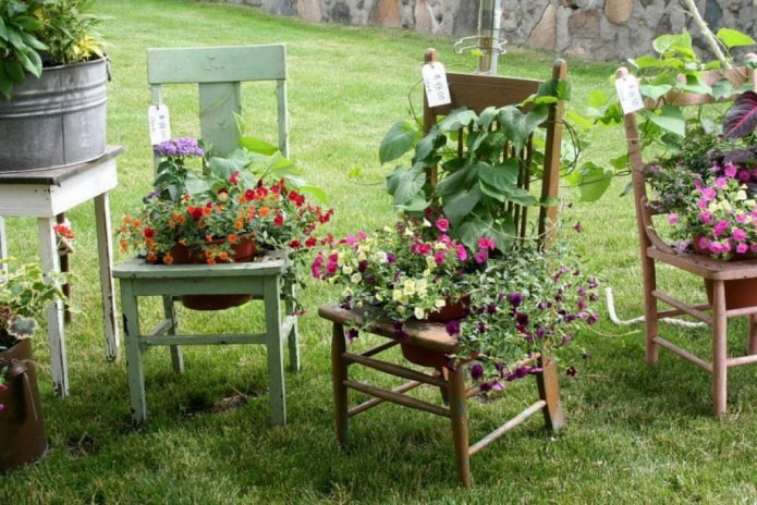 Virágok a székekben