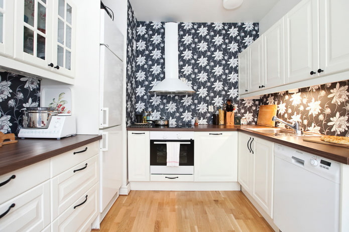 U-shaped kitchen with a box in the corner