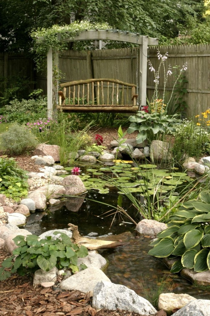 Gemütlicher Garten mit Teich