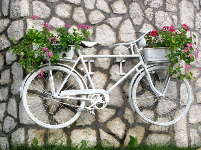 Fahrradpflanzer an der Wand
