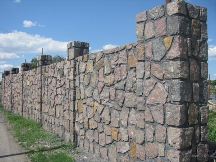kerítés kőből és betonból