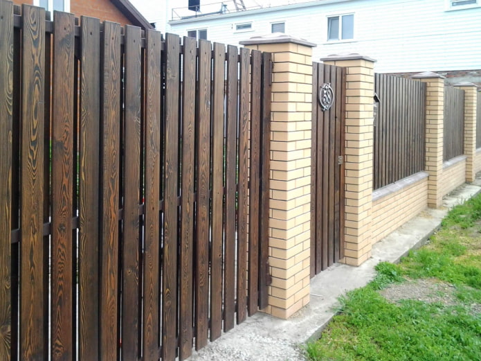 Zaun aus Holz und Ziegel