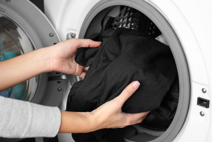 Washing black clothes