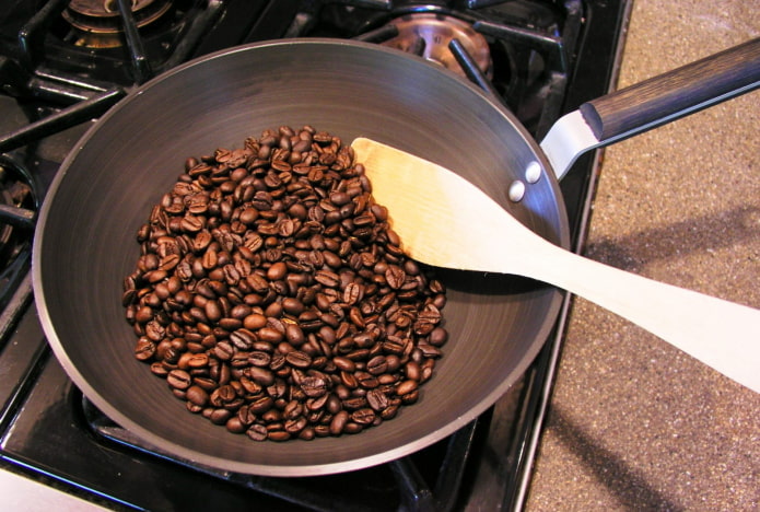 Kaffee in einer Pfanne