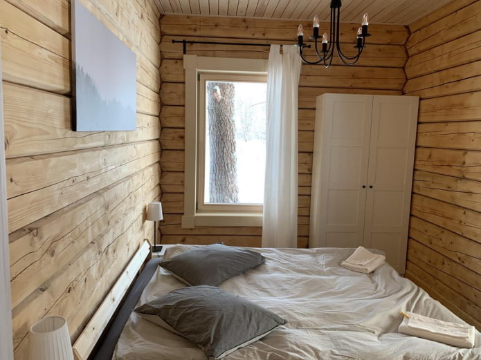 kleines Schlafzimmer mit Kleiderschrank