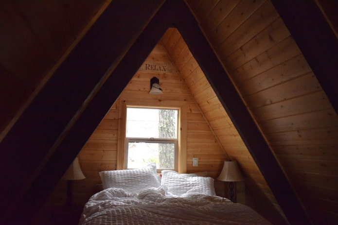мала спаваћа соба у поткровљу