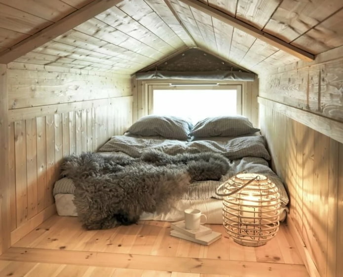 ห้องนอนแสนสบายในห้องใต้หลังคา