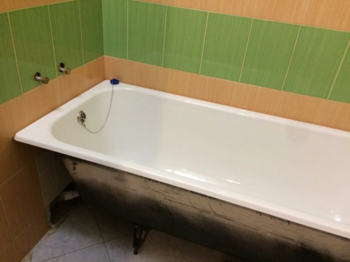 ready-made bathtub with insert