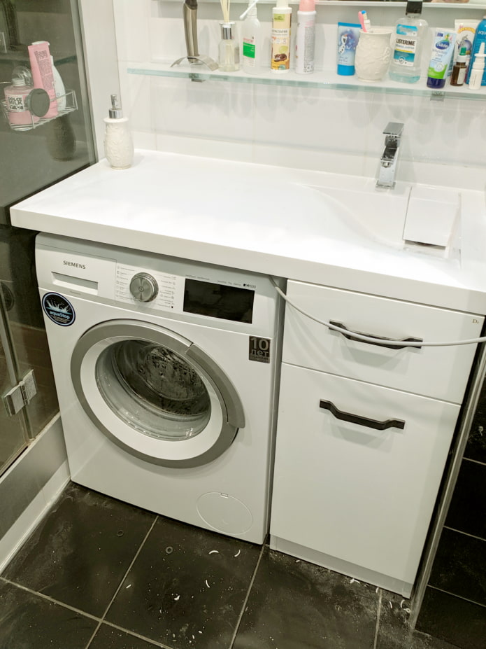 Sink with a wing above the washer