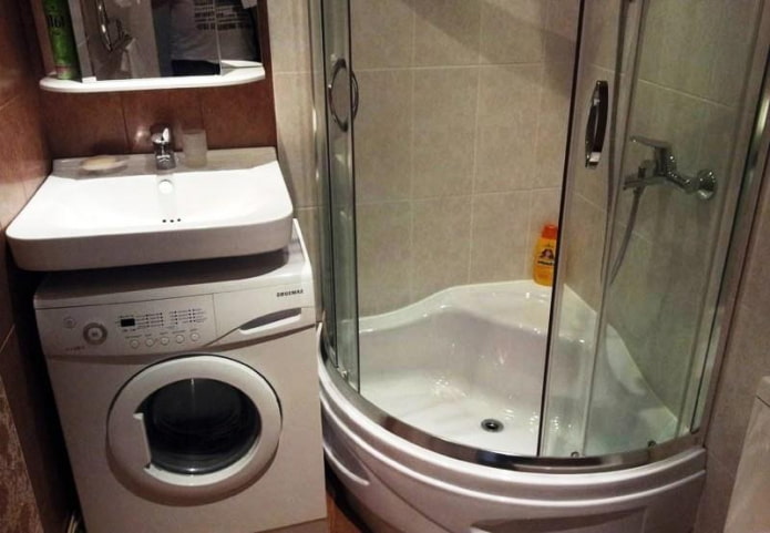 sprchový kout a stroj pod umyvadlem