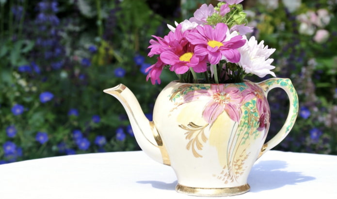 eine Teekanne statt Blumenvase