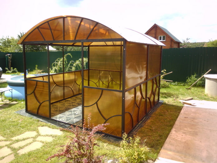 Arbor sheathed with polycarbonate