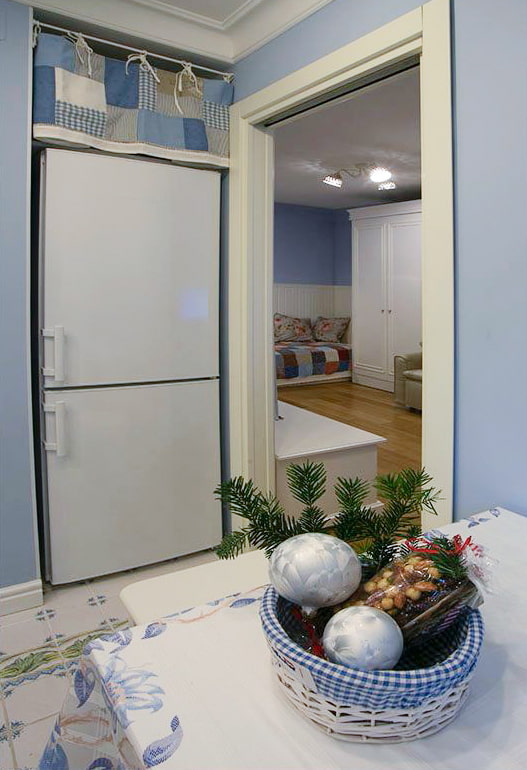 Hűtőszekrény és konyha bejárata