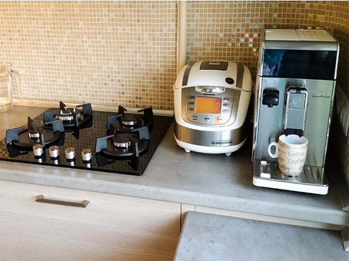 Multikocher und Kaffeemaschine auf der Tischplatte