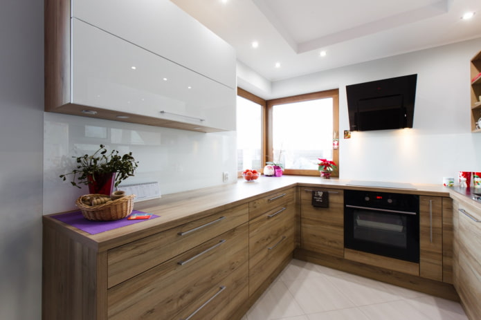 Küche mit Holz und weißen Fassaden