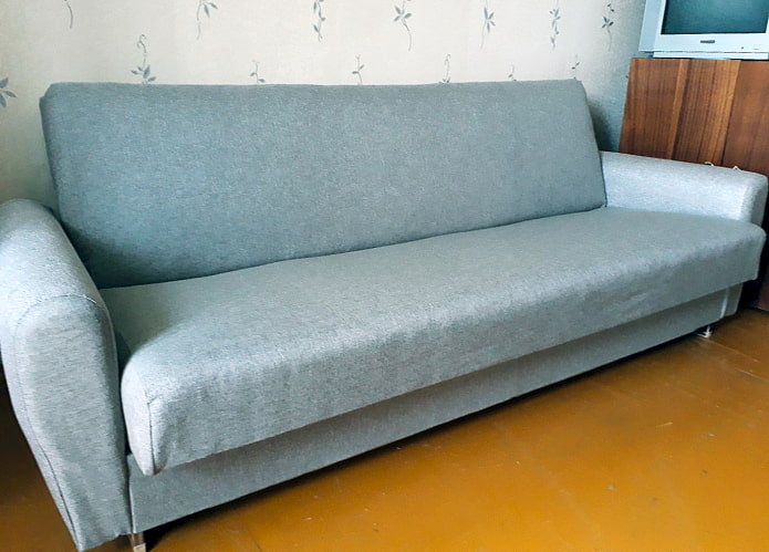 Angezogenes sowjetisches Sofa