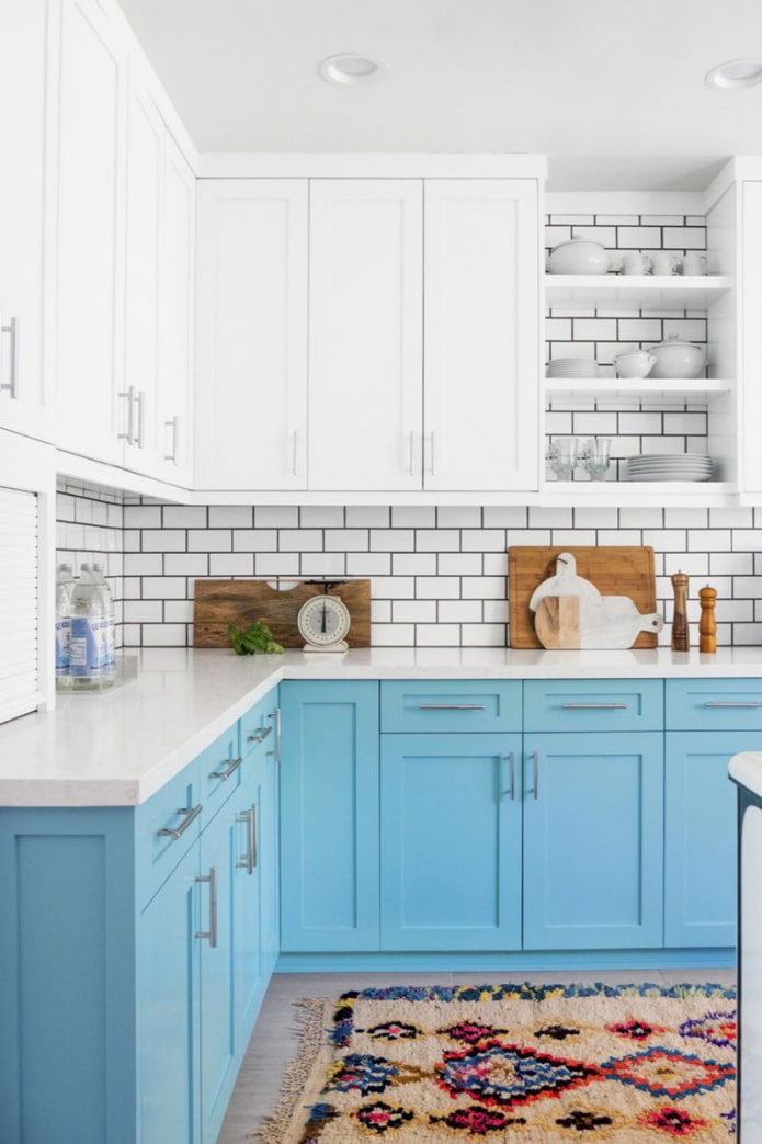 zweifarbige blaue Küche