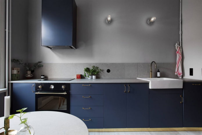 graue Schürze in blauer Küche