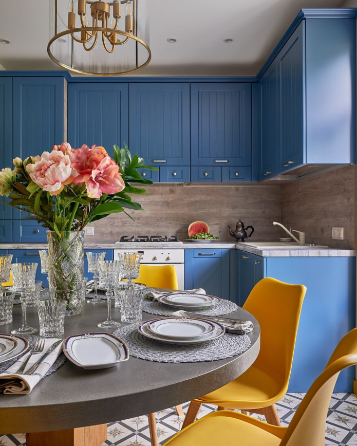 gelb-blaue Küche