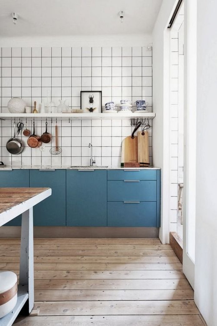 blaue skandinavische Küche