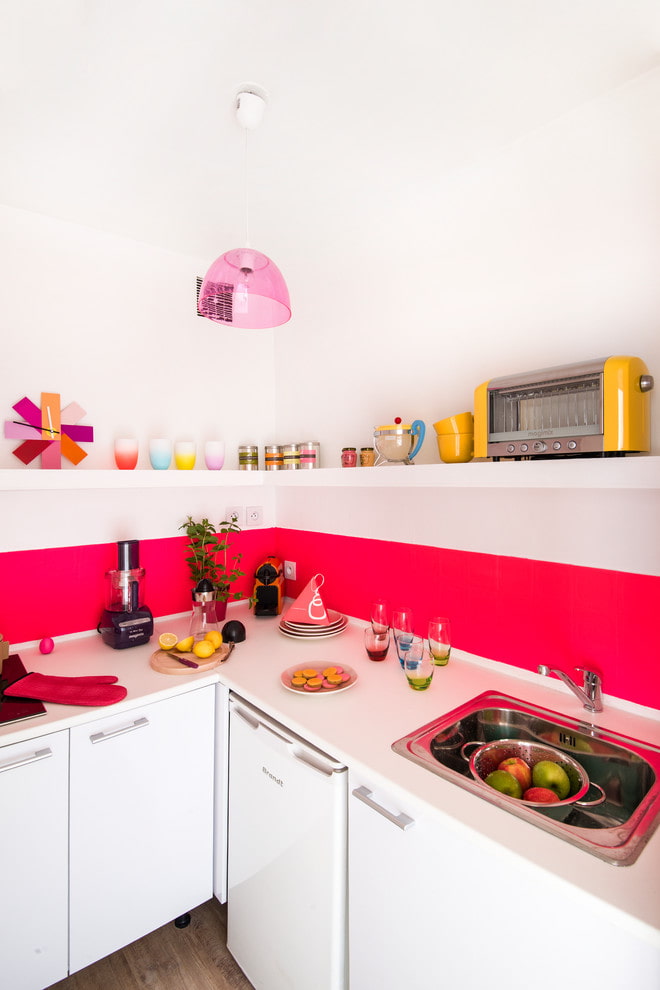 Ружичаста прегача у белој кухињи