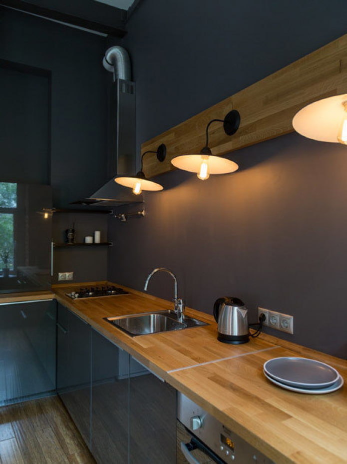 Beleuchtung einer grauen Küche