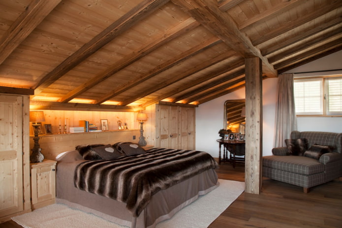 ห้องนอนที่มีเพดานลาดเอียง