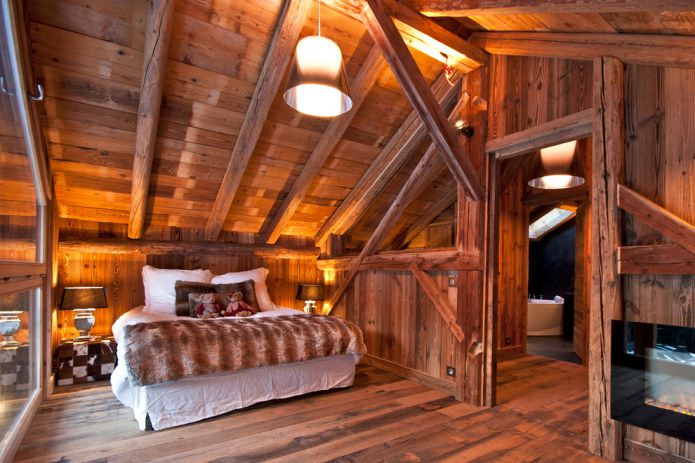 спаваћа соба са дрвеним плафоном
