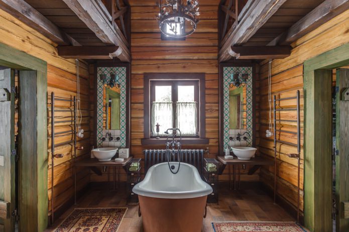 fából készült fürdőszoba kovácsoltvas elemekkel