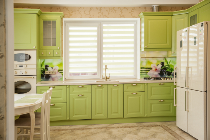 завесе у зеленој кухињи