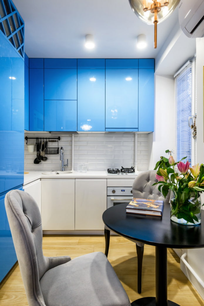 blau glänzende Küche