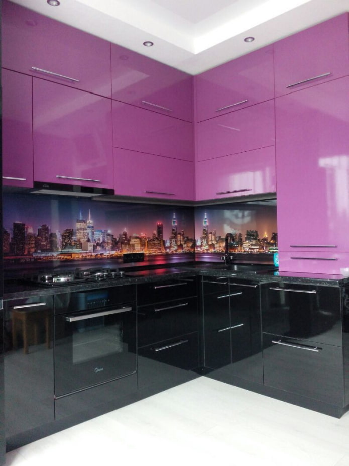 schwarze und lila glänzende Küche