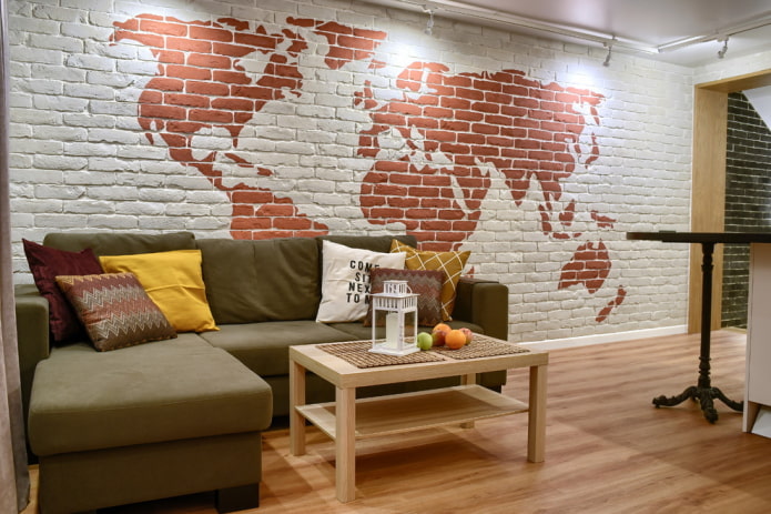 Brick wall na may mapa ng mundo