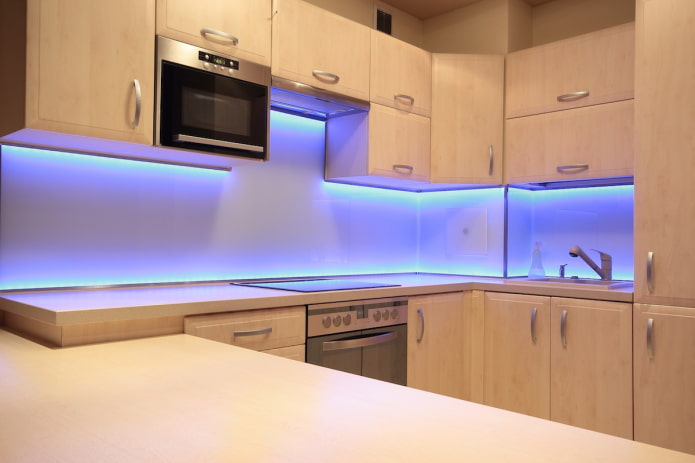 плаво осветљење у кухињи
