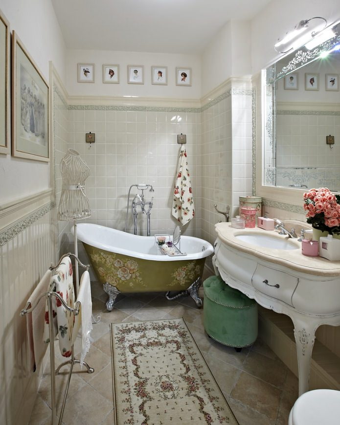 festett fürdőszoba virágmintás