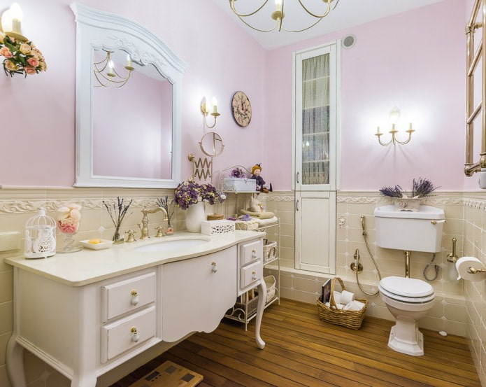 rózsaszín-bézs színű fürdőszoba