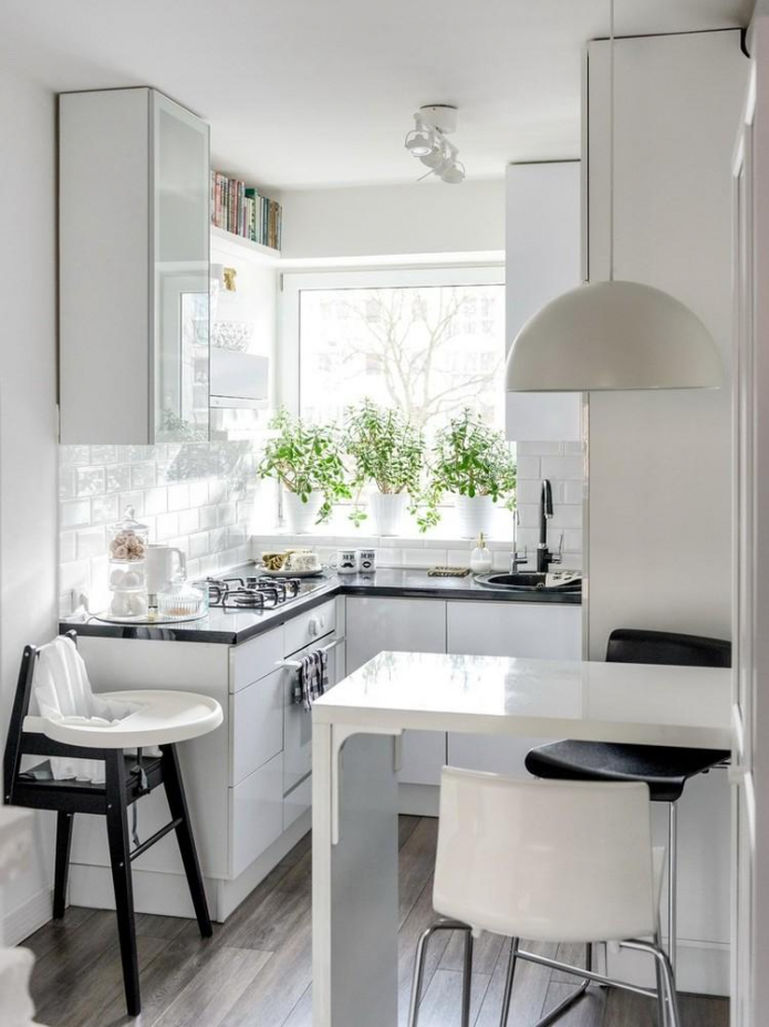 weiße Küche mit schwarzer Arbeitsplatte