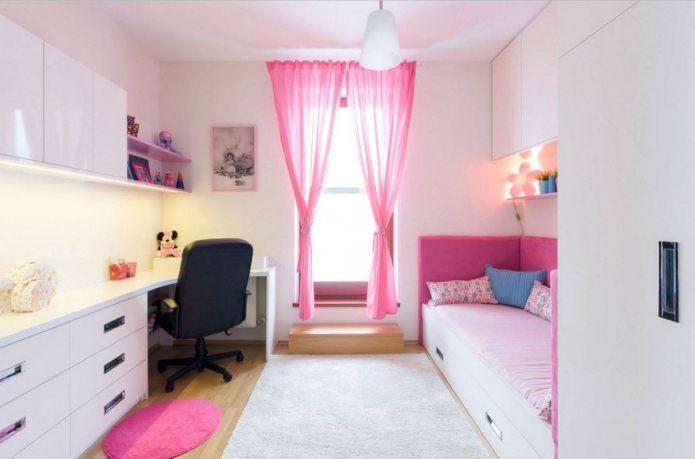 weißes und rosafarbenes Interieur des Kinderzimmers