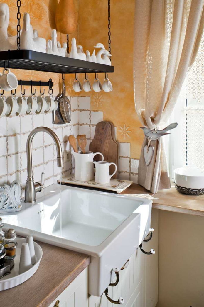 weißes Waschbecken in der Küche