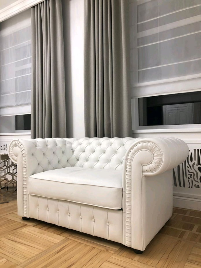 weißes kleines Sofa