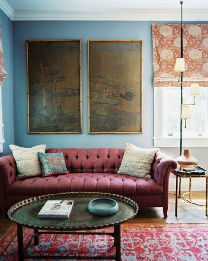 Marsala kanapé egy világos nappaliban