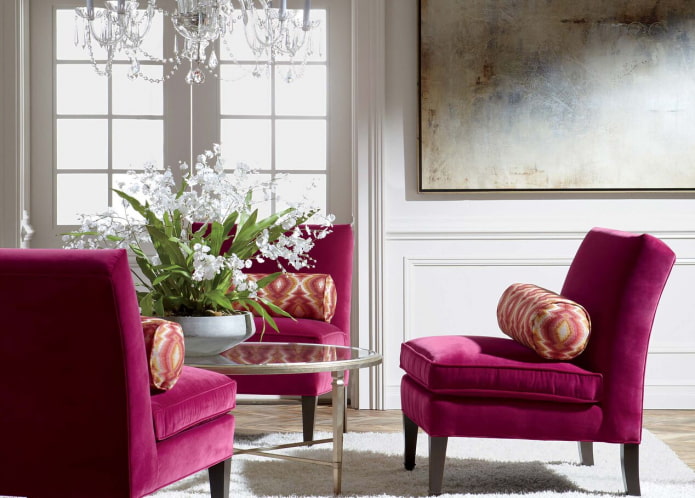 Möbel aus burgunderrotem Samt